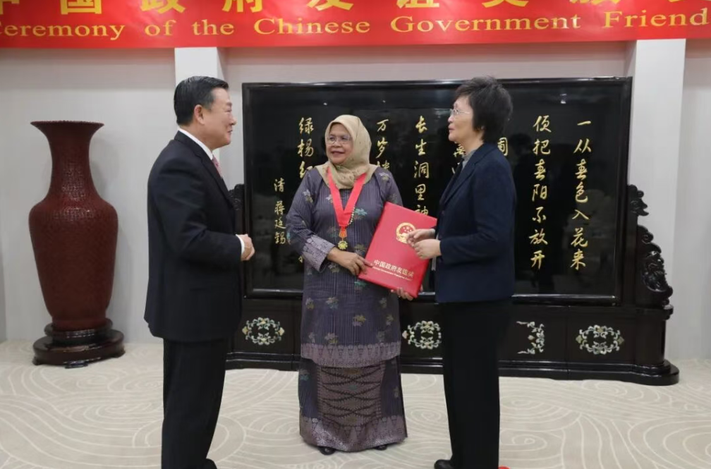 人力资源社会保障部部长王晓萍向外国专家授予中国政府友谊奖