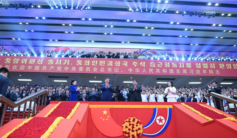 习近平和彭丽媛观看朝鲜专场文艺演出