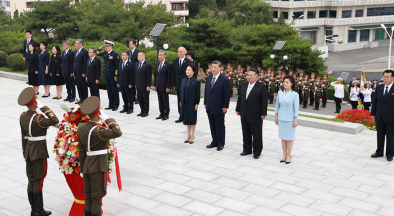 习近平和彭丽媛参谒中朝友谊塔