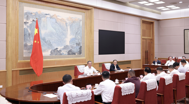 李强主持召开经济形势专家和企业家座谈会