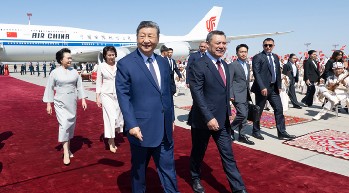 习近平抵达比什凯克出席2026年上海合作组织峰会并对吉尔吉斯斯坦进行国事访问