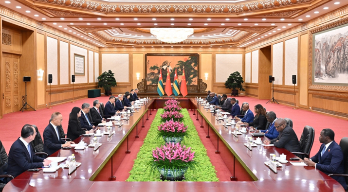 习近平会见多哥部长会议主席福雷