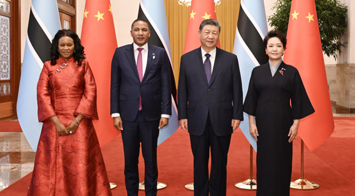 习近平同博茨瓦纳总统博科会谈